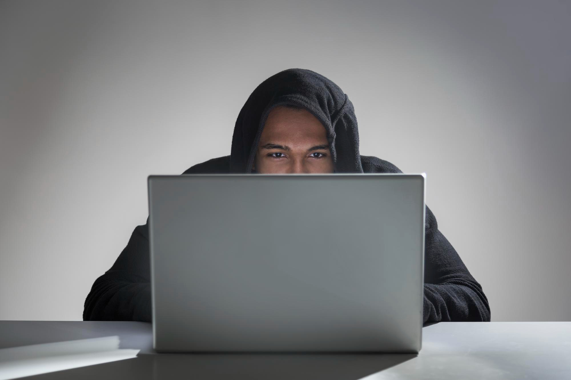 Man som fokuserat studerar vad som står på skärmen på en laptop.