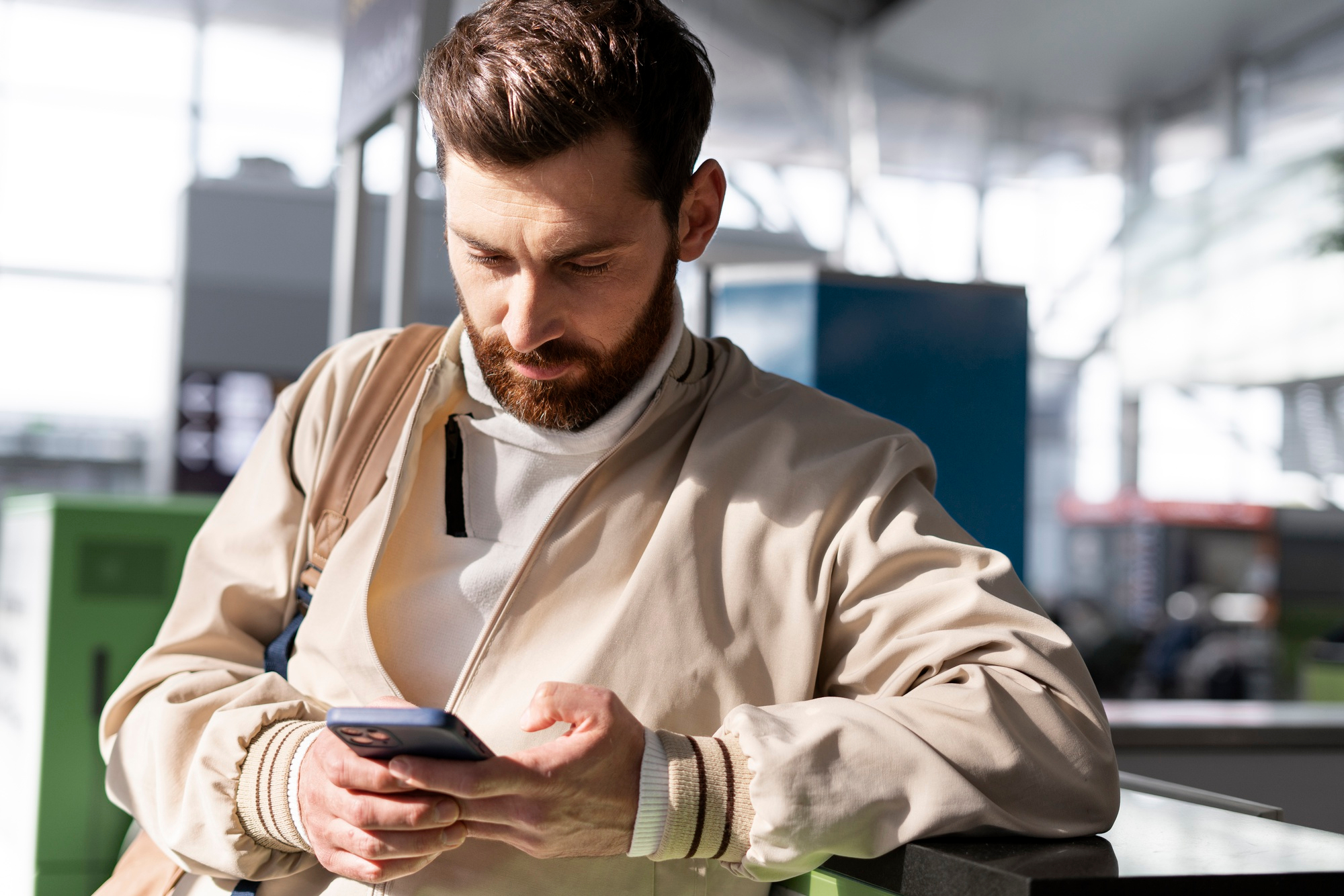 Man som läser på sin mobiltelefon